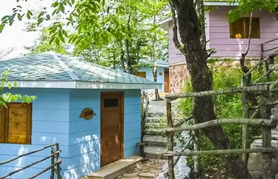 کلبه های چوبی صورتی و آبی در هتل بام سبز رامسر