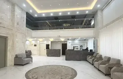 لابی بزرگ هتل بیستون طلایی با مبلمان راحتی