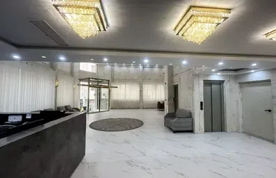 لابی بزرگ هتل بیستون طلایی مشهد با کاشی های روشن