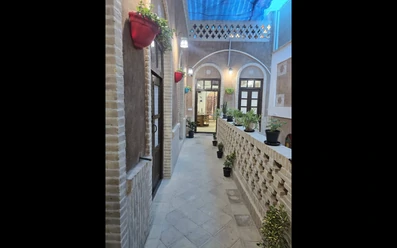 محوطه داخلی اقامتگاه بومگردی چهار قنات یزد