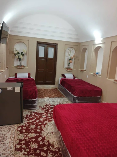 اتاق چهار تخته با دیوارهای نماکاهگل سنتی در اقامتگاه بومگردی چهار قنات یزد