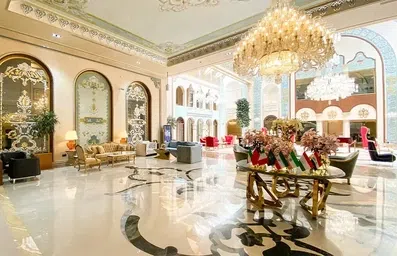 لابی لوکس هتل چهارباغ اصفهان با مبلمان سلطنتی و به سبک سنتی