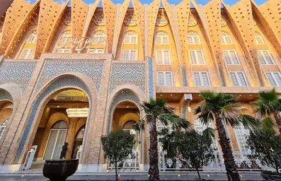 نمای ساختمان هتل چهارباغ اصفهان با المان های سنتی و کاشی کاری