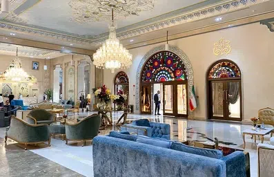 لابی مجلل هتل چهارباغ اصفهان با دکور سنتی، درهای چوبی و شیشه های رنگی