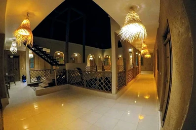 نمای داخل اقامتگاه سنتی دال قشم در شب