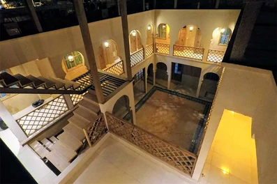 نمای داخل اقامتگاه سنتی دال قشم در شب