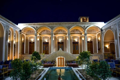 نمای داخلی اقامتگاه سنتی دربار یزد در شب