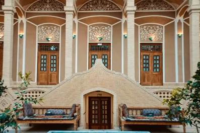 نمای اتاق سه دری در اقامتگاه سنتی دربار یزد