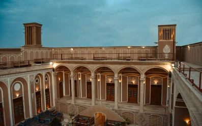 نمای طبقات بالا و پشت بام اقامتگاه زیبای سنتی دربار یزد