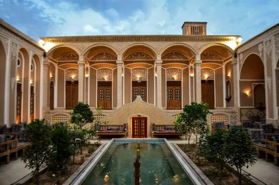 نمای زیبای اقامتگاه سنتی دربار یزد