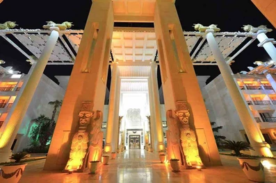 نمای هتل داریوش کیش با الهام از تخته جمشید با نورپردازی های زیبا