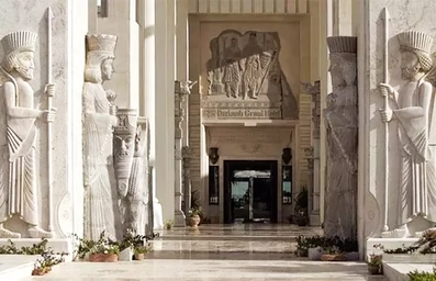 نمای هتل داریوش کیش با طراحی الهام گرفته شده از تخت جمشید