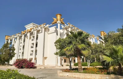 نمای سفیدرنگ هتل داریوش کیش با سرستون های طلایی