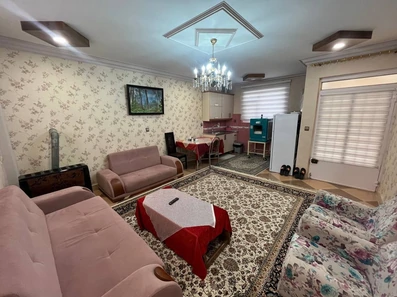 نمای اتاق تجهیز شده با مبل وتلویزیون