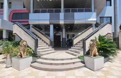 ورودی هتل دهدار لاهیجان به شکل نیم دایره‌‎ با پلکانی به سمت طبقه بالا