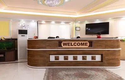 پذیرش هتل دهدار لاهیجان با پیشخوان چوبی
