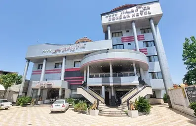 نمای نقره ای هتل، رستوران و تالار پذیرایی دهدار لاهیجان