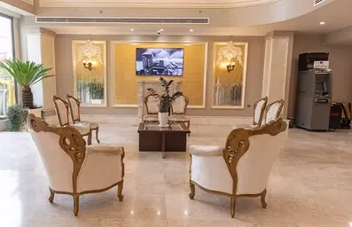 لابی شیک هتل دیاکو پالاس ارومیه با فضایی روشن و بزرگ