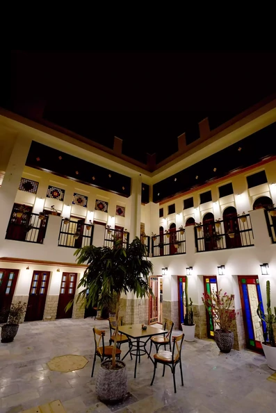 نمای اقامتگاه سنتی دنسه ریحان بوشهر در شب