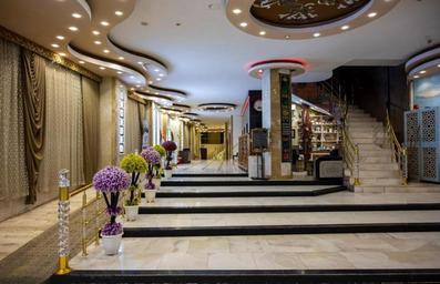 فضای لوکس با سنگ های سیاه و سفید و پرده های بلند رنگ روشن در لابی هتل در قصر الکاظمیه کربلا