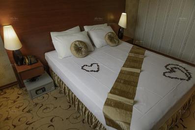 اتاق دو تخته دبل هتل عماد مشهد ویژه زوجین با آباژور و سرویس خواب