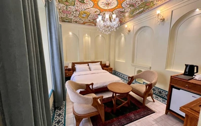 اتاق دو تخته با طراحی شیک مینیمال و سنتی در بوتیک هتل عمارت فرهادی شیراز