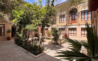 حیاط زیبای بوتیک هتل عمارت فرهادی شیراز با باغچه