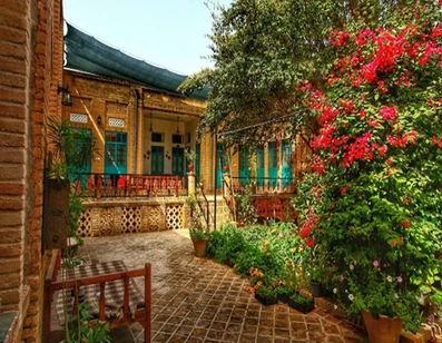 نمای روز حیاط