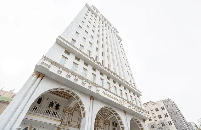 نمای ساختمان بلند و سفیدرنگ هتل پارس امپراطور مشهد