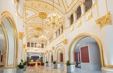 لابی هتل پارس امپراطور مشهد با گچکاری های طلایی و طاق های ایرانی