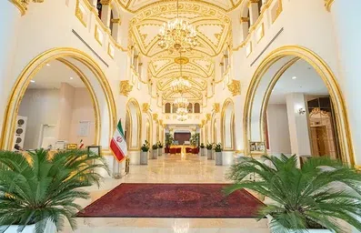 لابی مجلل و بزرگ هتل پارس امپراطور مشهد با طاق‌ها و ستون‌های ایرانی