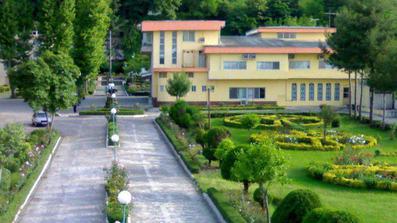 نمای کرمی رنگ هتل فجر آبشار و فضای سبز بسیار زیبای آن