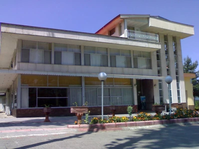 نمای سفیدرنگ دوطبقه هتل فجر آبشار لاهیجان