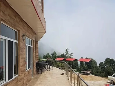 تراس هتل در فضای بارانی