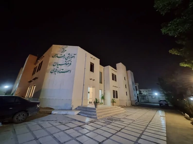 نمای سفیدرنگ ساختمان هتل فرهنگ بوشهر