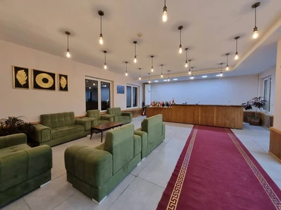 فرش قرمز از ورودی تا پذیرش در لابی مبله هتل فرهنگ بوشهر