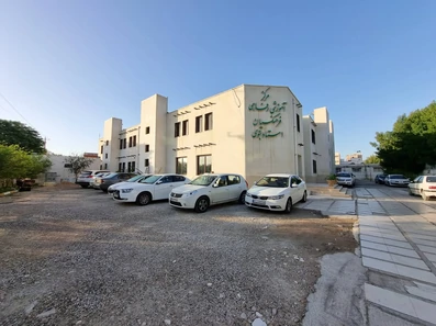 نمای تمام سفید مجتمع هتل فرهنگ بوشهر