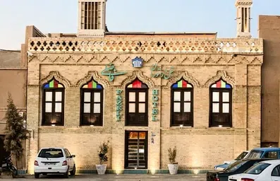 نمای آجری بنای تاریخی 2 طبقه هتل فاضلی یزد