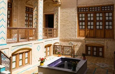 بنای 200 ساله هتل فاضلی یزد با پنجره های ارسی و حوض آبی