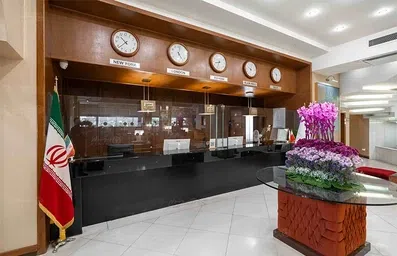 پذیرش هتل فردوس مشهد با پیشخوانی تماما چوبی