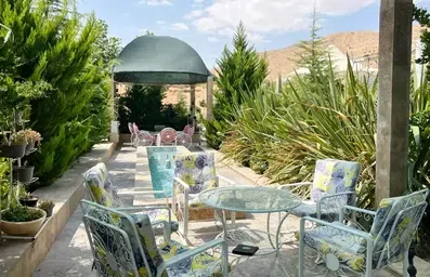 آلاچیق در فضای سبز و حوض هتل قصر یازده شیراز