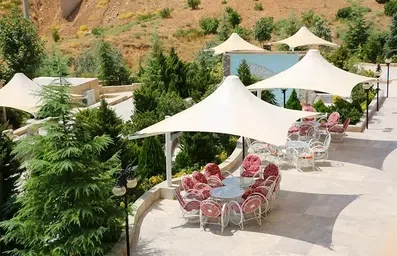 آلاچیق در فضای سبز هتل 3 ستاره قصر 11 شیراز