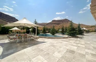 محوطه هتل قصر یازده شیراز همراه با میز و صندلی و آلاچیق