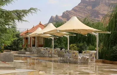 آلاچیق به همراه میز و صندلی در محوطه هتل قصر یازده شیراز