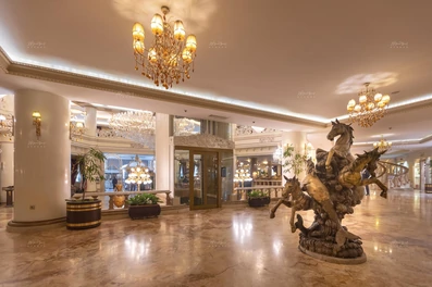 مجمسمه چوبی زیبا از سه اسب در لابی هتل گلدن پالاس. کف سنگی و تزئینات طلایی زیبایی فضا را بیشتر کرده است.