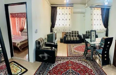 آپارتمان مبله با امکاناتی مانند تلویزیون، میز نهارخوری و آینه در هتل گل نرگس بندر انزلی