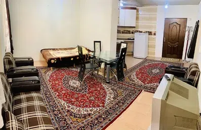 فضای بزرگ پذیرایی واحدهای هتل گل نرگس بندر انزلی با مبلمان و تلویزیون