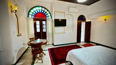 اتاق دو تخته با دکوراسیون سنتی مینیمال در بوتیک هتل گلشن بوشهر