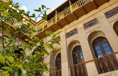 در و پنجره های چوبی با شیشه های رنگی در بوتیک هتل گلشن بوشهر