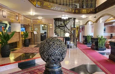 لابی و پذیرش هتل همتا مشهد با نقوش یا علی بن موسی الرضا